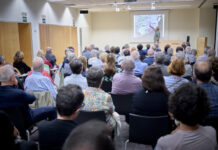 La sala de actos llena para escuchar la charla “El primer crecimiento urbano de El Prat (siglos XVII-XIX). Historia, arqueología y patrimonio” con el arqueólogo pratense Jordi Gibert