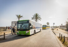 La playa se reorganiza ante el cierre judicial del vial al tráfico privado: chiringuitos concentrados al principio y refuerzo de los autobuses