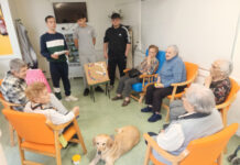 Se consolida en El Prat la terapia asistida intergeneracional con perros