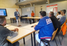 Nueve personas firman contratos para apoyar diferentes áreas del Ayuntamiento.