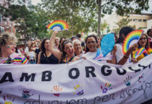 El desfile para conmemorar el día de la Liberación LGTBI llena de colores las calles del Prat