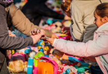 El Mercado de Intercambio de Juguetes de las AMPA y las AFA llena la Plaza Cataluña de solidaridad, consumo responsable y trabajo cooperativo