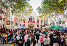 Pratencs y Pratenques llenan las calles en un Radiant Sant Jordi