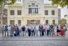 La Comisión del Pacto local para el empleo y la actividad económica del PRAT, compuesta por los principales agentes sociales, económicos y políticos de El Prat y el Ayuntamiento, se ha reunido el jueves pasado para hacer el equilibrio anual y presentar un nuevo modelo de gobierno.