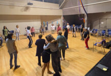 Más de veinte personas que integran diversas compañías de teatro participan en el encuentro teatral «Entre Bambolines» en el centro cívico Sant Jordi-Ribera Baixa.