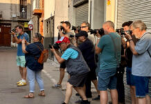 La ciudad revelada atraviesa el prado a través de la fotografía