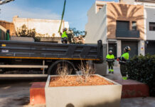 El Ayuntamiento renueva las jardineras de la ciudad
