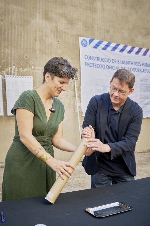 El Ayuntamiento de El Prat pone la primera piedra de una nueva promoción de viviendas de alquiler asequible