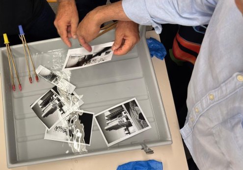 El proyecto La Ciudad Revelada hace crecer la comunidad fotográfica en torno al laboratorio analógico de Jardins de la Pau