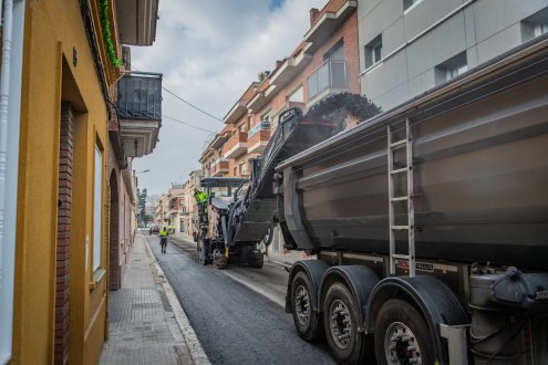 El Prat aprovecha el verano para renovar el asfalto de varias calles, mejorando la seguridad y el confort de la movilidad